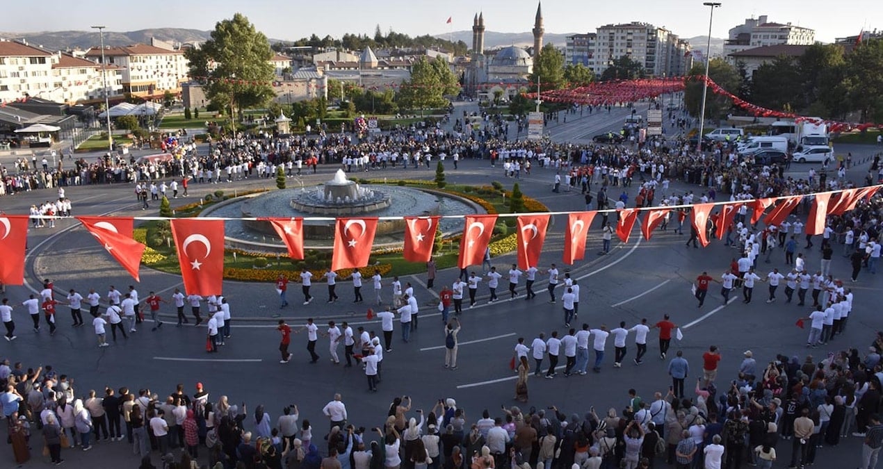 1058 kisiyle halaya durdular 1CYY29Fx