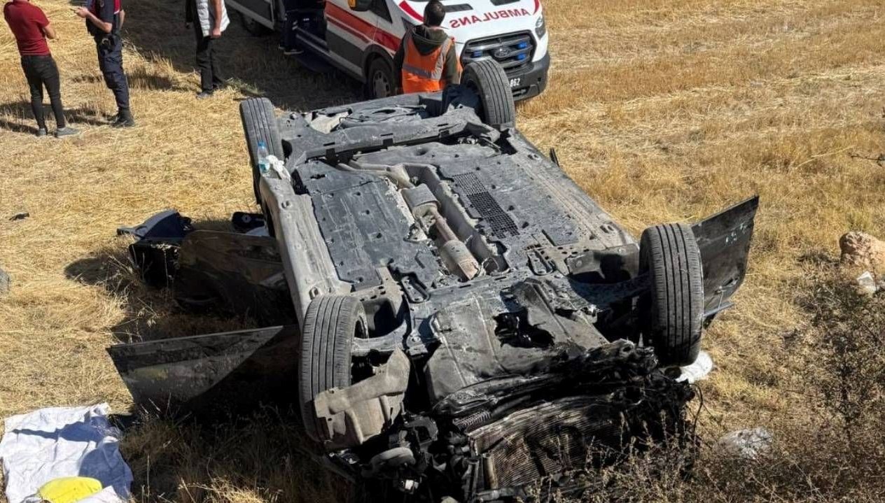 Tarlaya devrilen otomobildeki 2 kişi yaralandı