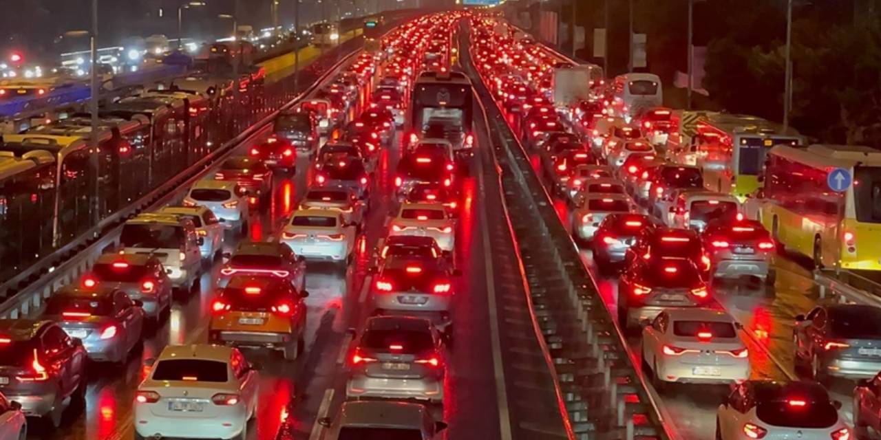 İstanbul’da trafik durma noktasına geldi! Yoğunluk yüzde 90’a ulaştı
