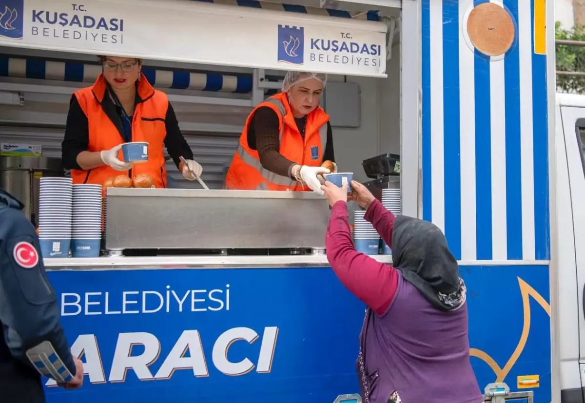 Kuşadası Belediyesi’nin sıcak çorba ikramı başladı