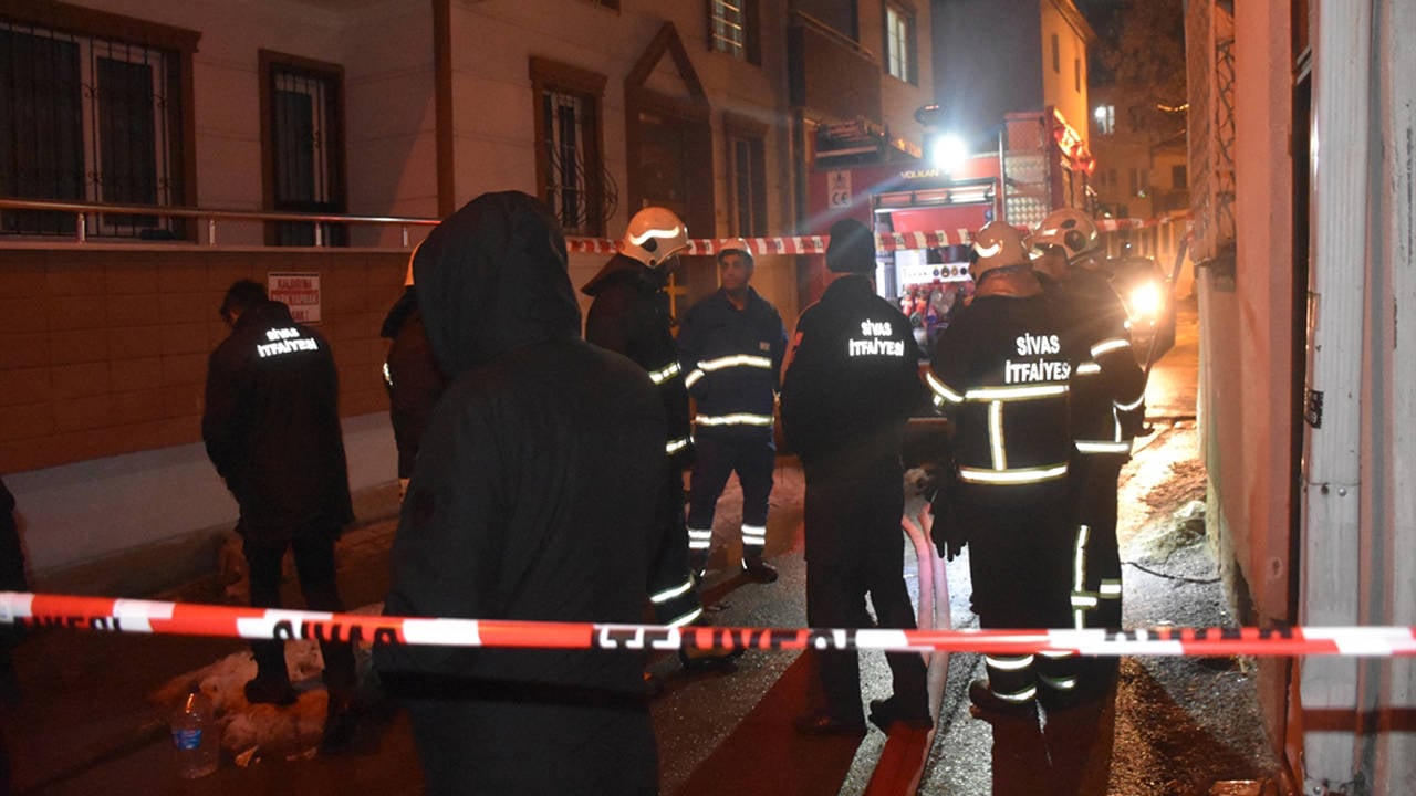 Sivas’ta sadece kedilerin yaşadığı evde yangın: 26 kedi yaşamını yitirdi