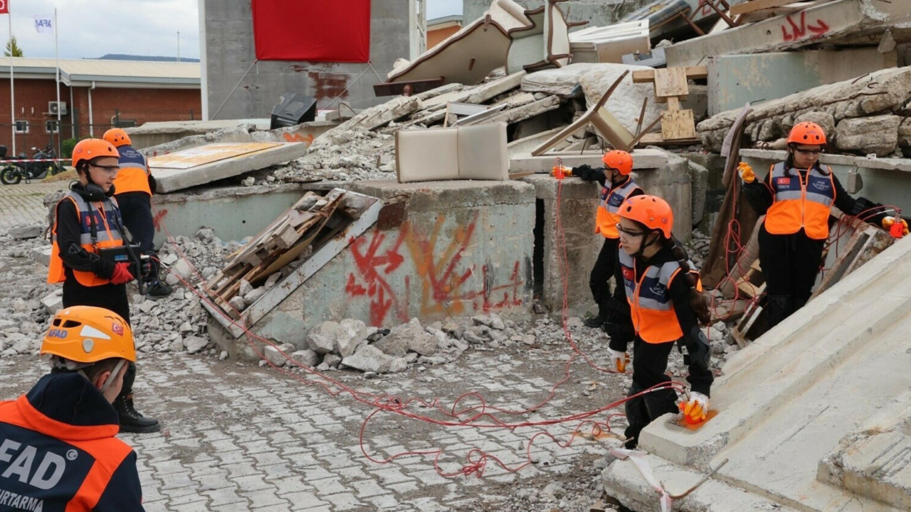 İzmir’de Çocuklar Deprem Yönetimini Üstlendi: 5.5 Büyüklüğündeki Deprem Senaryosu Gerçekleştirildi