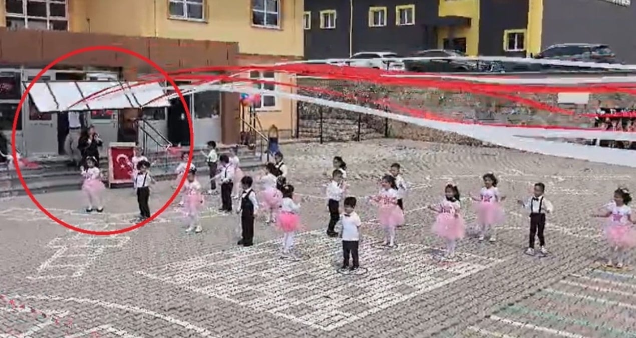 Anaokulundaki Gösteri Aniden Gerilim Dolu Bir Olayla Sona Erdi