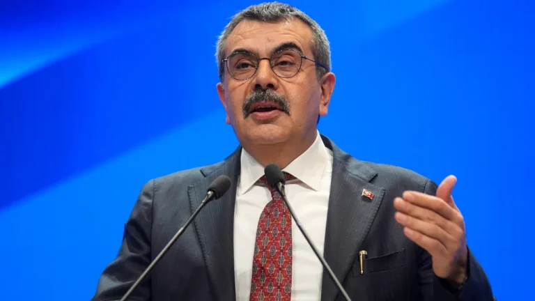 turkiye-okul-saldirilarini-konusurken-bakan-tekin-turkiye-yuzyili-maarif-modelini-ovdu-odaginda-iyi-insan-DrueUKW9