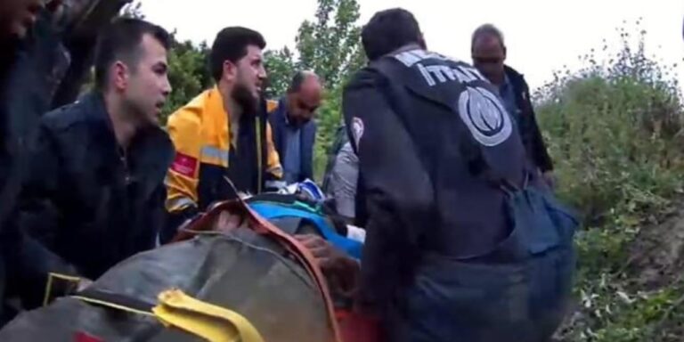 camurlu-yolda-feci-kaza-traktorun-altinda-1-saatte-kurtarildi-mRMwLJ7B
