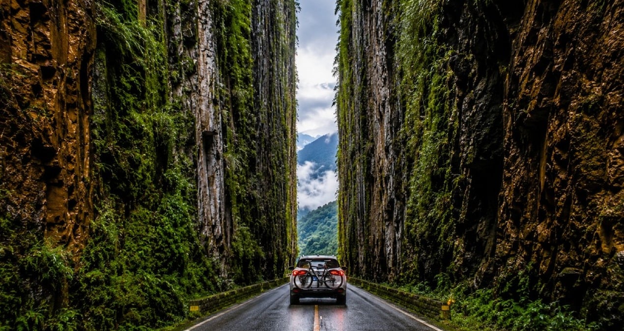 devasa-kayalari-yillarca-elle-oyup-icinden-yol-gecirdiler-yEXfqpbO