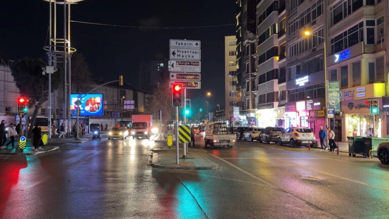 sislide-feci-kaza-uzerine-trafik-isigi-devrilen-misirli-turist-hayatini-kaybetti-vKmIsC2X